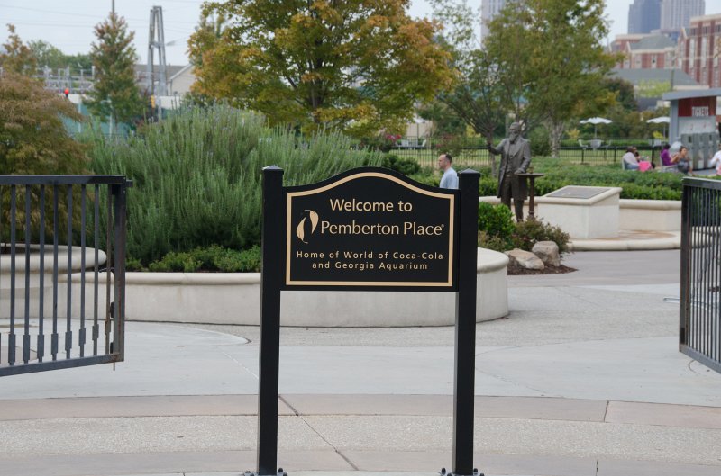 Atlanta092011-6076-2.jpg - Pemberton Place, Statue of John Pemberton, background