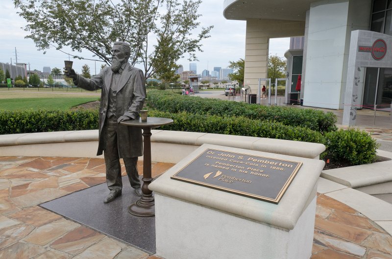 Atlanta092011-6073-2.jpg - Statue of John Pemberton, inventor of Coca-Cola, in front of the Coca-Cola Museum, Pemberton Place