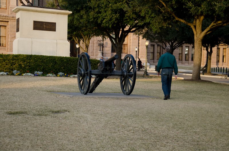 Austin012411-0493.jpg - Texas State Capitol, Great Walk cannon