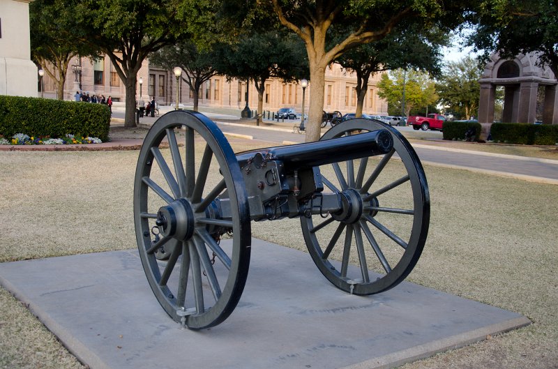 Austin012411-0496.jpg - Texas State Capitol, Great Walk cannon