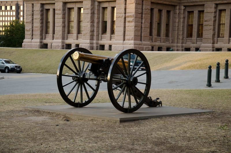 Austin012411-0503.jpg - Texas State Capitol, Great Walk cannon