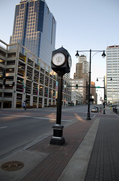 KansasCity022111-0827.jpg - Clock on Grand Blvd, 1201 Walnut / Stinson (background left)
