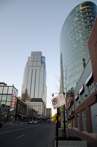 KansasCity022111-0850.jpg - Main Street, looking North. One Kansas City Place (left), H&R Block World Headquarters (right)