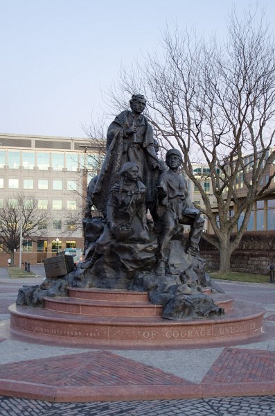 KansasCity022111-0904.jpg - Lewis and Clark Sculpture, Clark's Landing