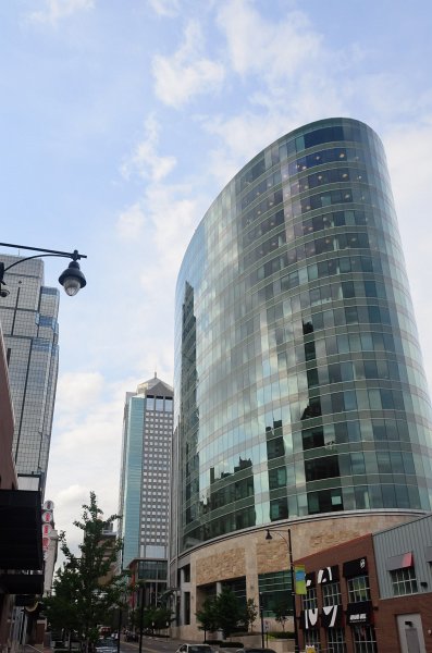 KansasCity062011-3999.jpg - H&R Block World Headquarters Town Pavilion (center background), view looking North on Main St