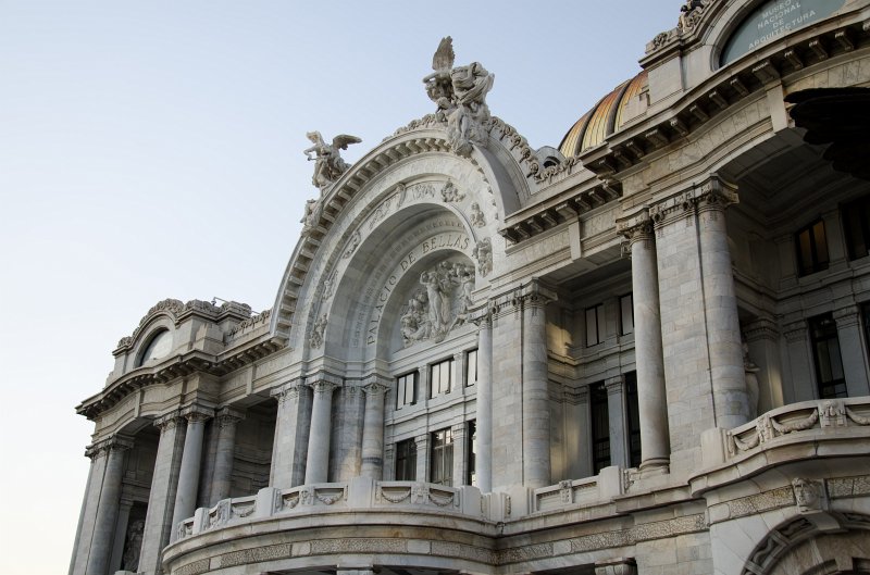 MexicoCity011011-0222.jpg - Palacio de Correos de Mexico (left), Anexo del Banco de México (right)