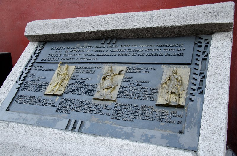 MexicoCity011011-0254.jpg - Museo del Ejercito / Army Museum: The stories of Izcóatl, Totoquihuatzin, and Nezahualcóyotl.