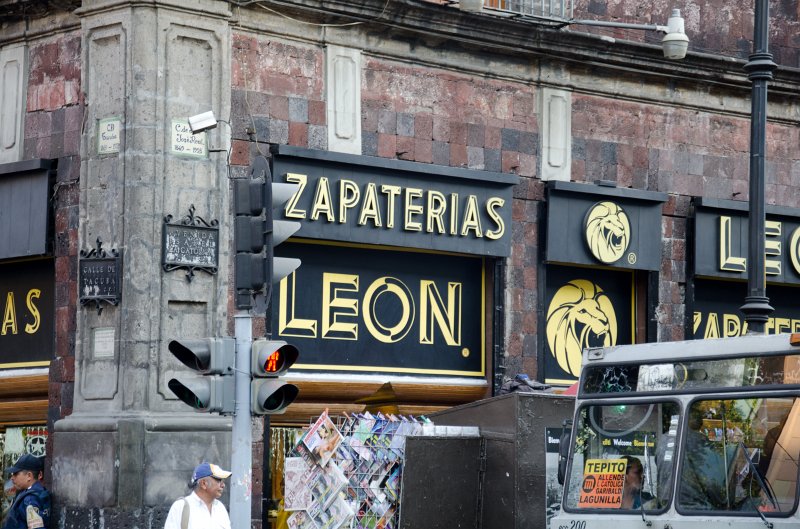 MexicoCity011011-0258.jpg - Zapaterias, Leon. Building at the intersection of República de Chile / República de Guatemala,