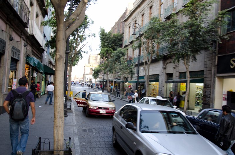MexicoCity011011-0262.jpg - Walking East along República de Guatemala Street