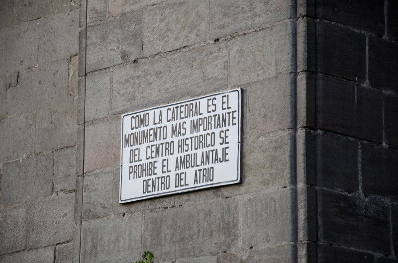 MexicoCity011011-0282.jpg - Metropolitan Cathedral: "Como la Catedral es el Monumento mas importante del Centro Historic se prohibe el Ambulantaje dentro del atrio" / "As the Cathedral is the most important monument of the Historic Centre street vending is prohibited within the atrium"