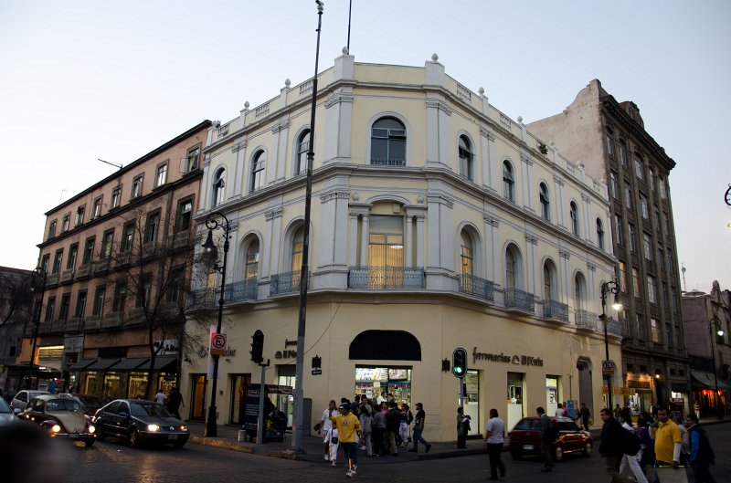 MexicoCity011011-0332.jpg - Farmacius Building at Isabel la Catolica and 5 de mayo