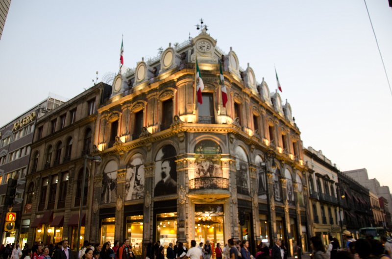 MexicoCity011011-0340.jpg - Museo del Estanquillo, Building at the corner of Francisco I. Madero / Isabel La Católica