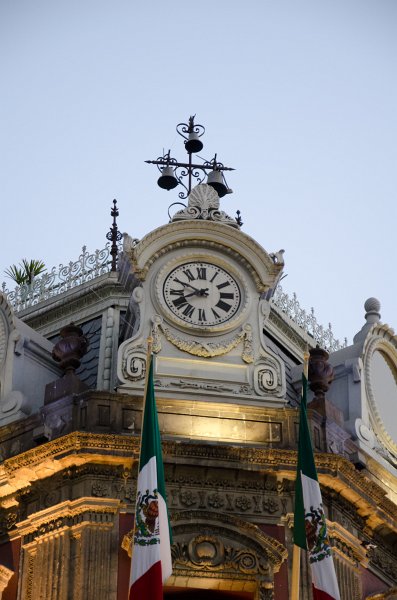 MexicoCity011011-0343.jpg - Museo del Estanquillo, Building at the corner of Francisco I. Madero / Isabel La Católica