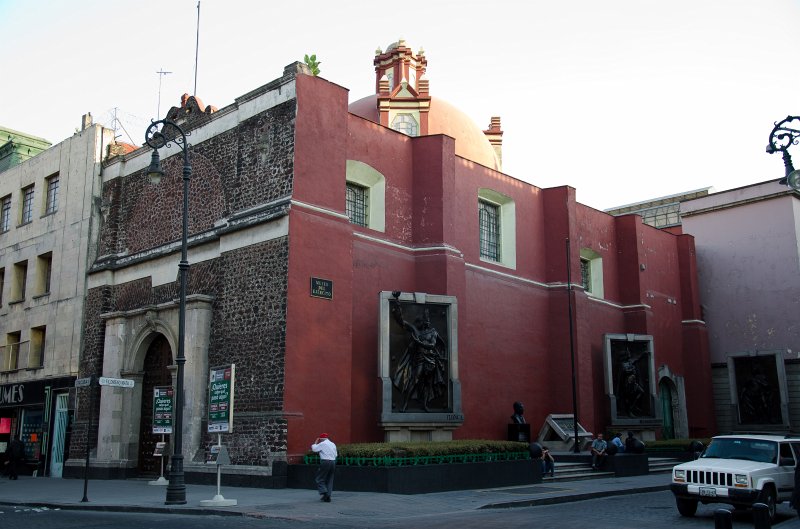 MexicoCity011011-0249.jpg - Former chapel of the Bethlemitas Convent: Museo del Ejercito / Army Museum