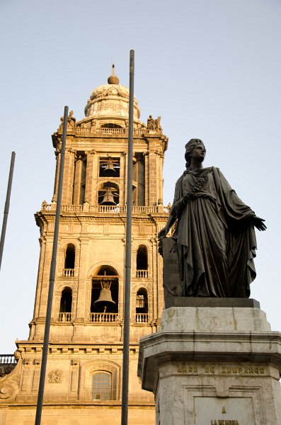 MexicoCity011011-0270.jpg - Monumento Enrico Martino Martínez, Metropolitan Cathedral (background)