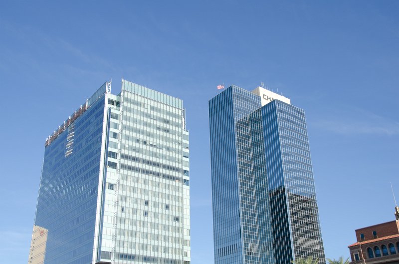 Phoenix042111-2318.jpg - Freeport-McMoRan Center (left) Chase Tower (right)
