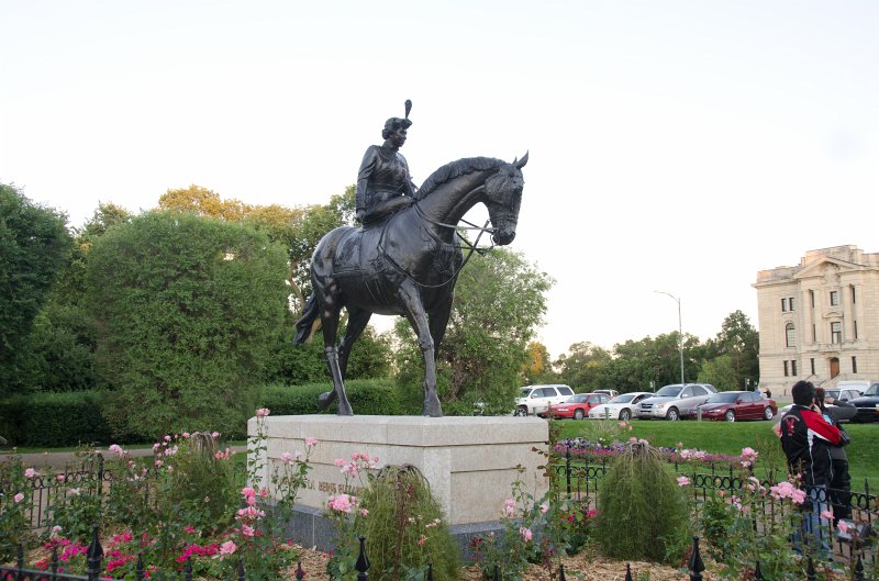 Regina081611-5145.jpg - Royal Equestrian Statue Queen Elizabeth II Regina Canada