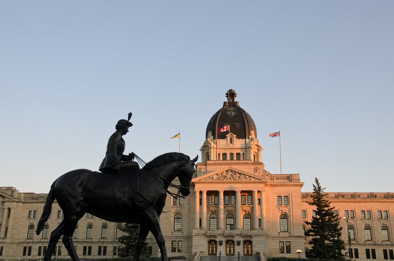 Regina081611-5146.jpg - Legislative Building, Queen Elizabeth II equestrian statue, foreground