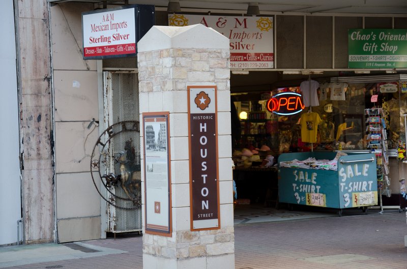 SanAntonio020711-0736.jpg - Historic Houston Street