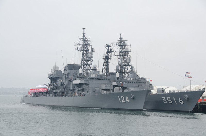 SanDiego062411-4037.jpg - The Japanese Navy destroyers Asagiri (3516) and Mineyuki (124), B Street Pier