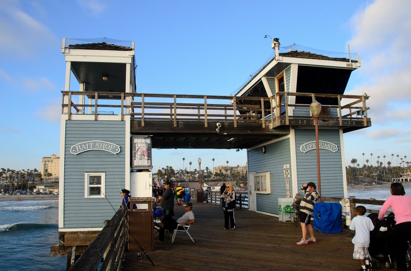 SanDiego062411-4236.jpg - Bait shop and life guard station, Oceanside Pier
