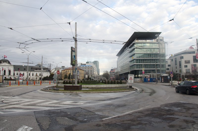 Bratislava012212-8419.jpg - Approaching Presidential Palace, Hodžovo námestie