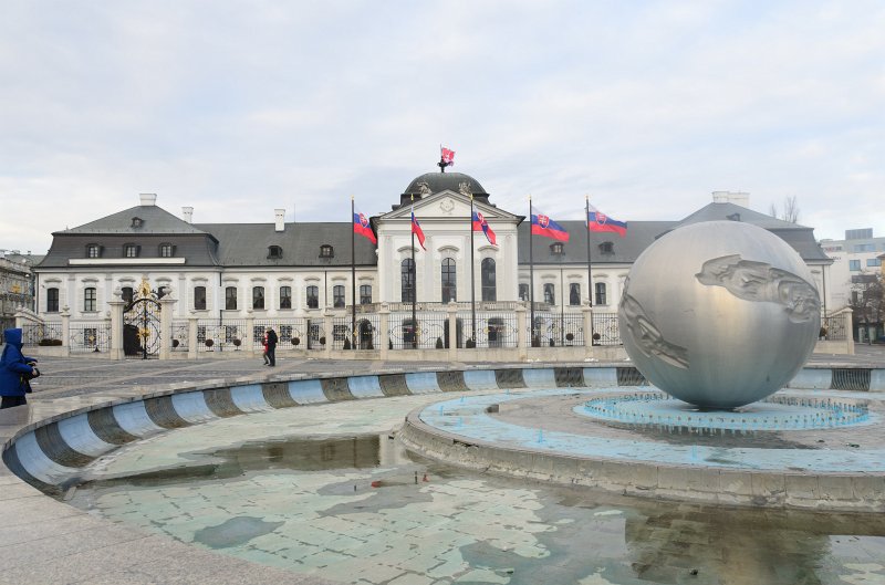 Bratislava012212-8421.jpg - Grasalkovičov Palác / Grassalkovich Palace, Fontána Zem Hodžovo námestie