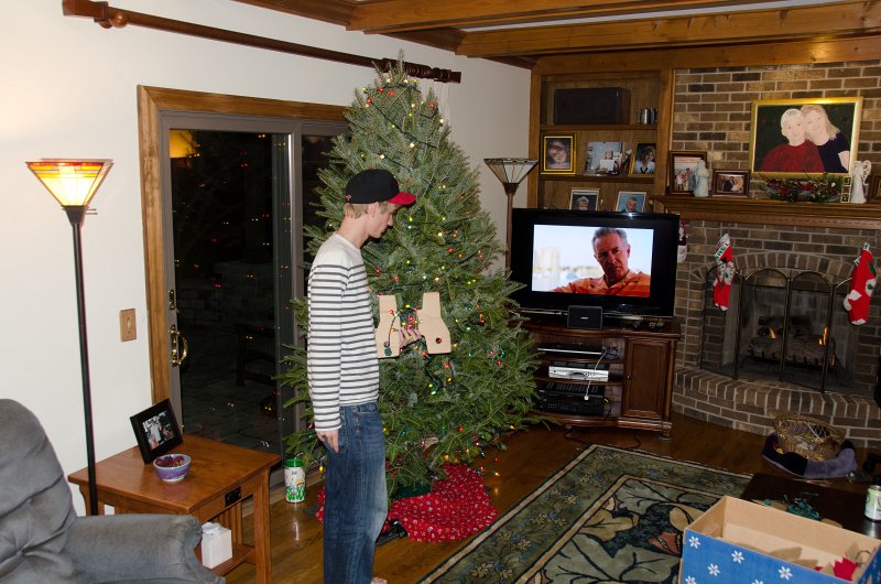 Christmas2012-4332.jpg - Decorating the Christmas Tree