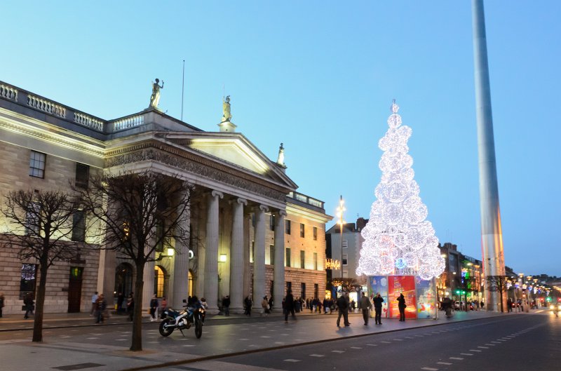 Dublin010212-7923.jpg - "The Spire" viewed from the intersection of Henry and O'Connell.  The General Post Office, left