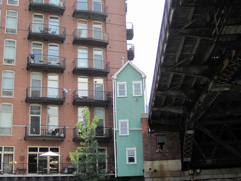 KayakChicagoRiver071412-3807.jpg - Bridge Tender's House, Chicago Ave Bridge