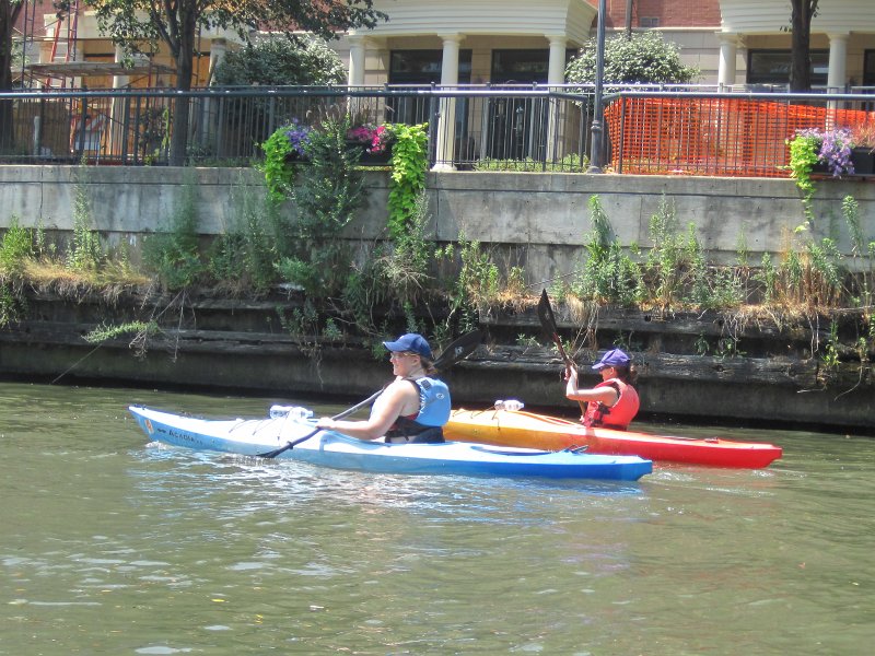 KayakChicagoRiver071412-3811.jpg - Flowers hanging off the walkway along Kinzie Park