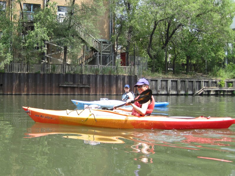 KayakChicagoRiver071412-3952.jpg - Bin and Liz near Evergreen Ave