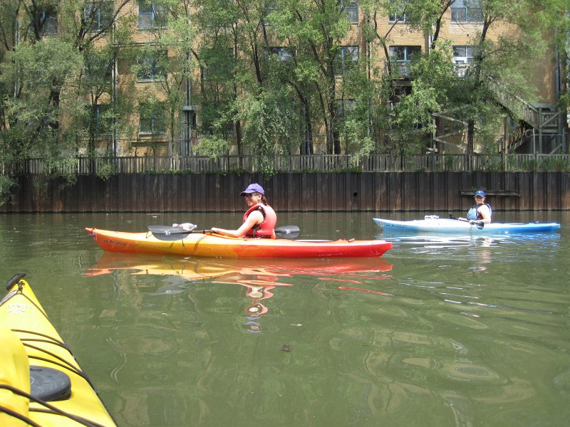 KayakChicagoRiver071412-3953.jpg - Bin and Liz near Evergreen Ave