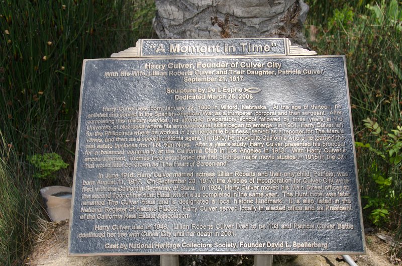 LosAngeles060112-1650.jpg - "A Moment in Time" sculpture at the entrance to the Culver Hotel, by De L'Esprie, 2006