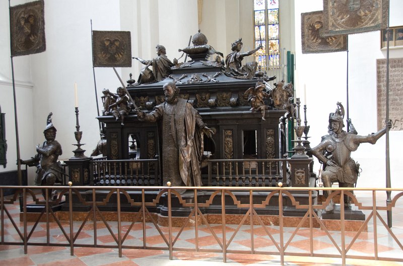 Munich051412-1216.jpg - Kaiser Ludwig IV der Bayer by master sculptor Hans Krumpper, Frauenkirche