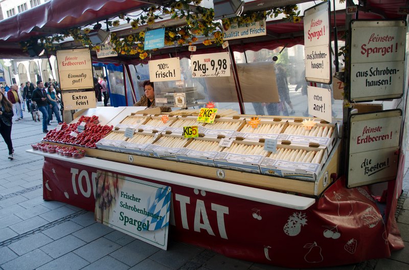Munich051412-1443.jpg - Spargel for sale on Kaufingerstrasse