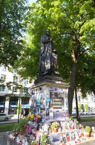Munich051412-1453.jpg - Michael Jackson fans memorializing him on the Orlando diLasso statue at Promenadeplatz