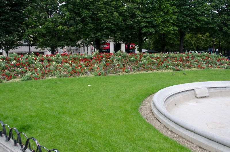 Paris062512-2658.jpg - Flower garden part of the Rond-point des Champs-Élysées