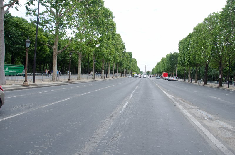 Paris062512-2663.jpg - Champs-Élysées walking South West
