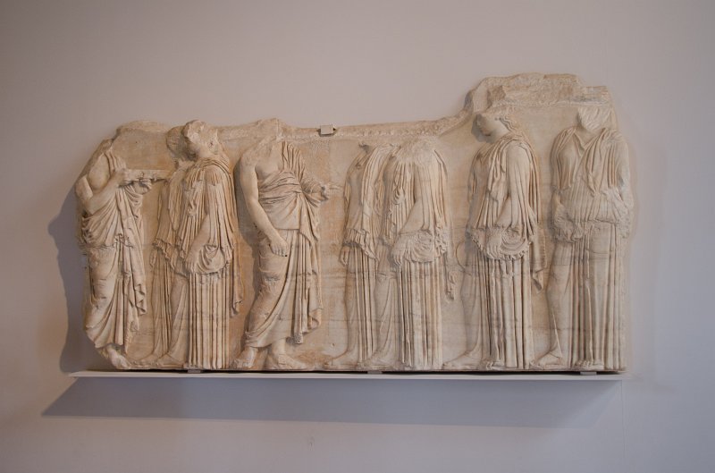 Paris062512-2868.jpg - Un fragment de la frise est, plaque, dite des Ergastines.  Marbre du mont Pentelique, pres d'Athenes, 445-438BC