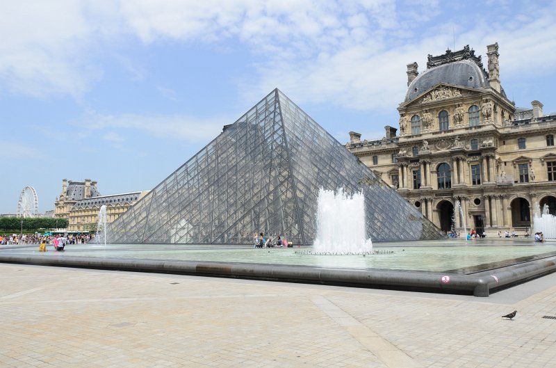 Paris062512-2895.jpg - Pyramide du Louvre, Napoleon Courtyard.