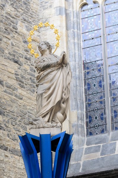 Prague012312-8452.jpg - Statue behind Týnský Chrám / Church of Our Lady before Týn.