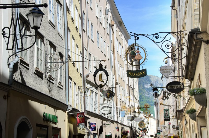 Salzburg051012-0419.jpg - Walking Salzburg's Getreidegasse Street