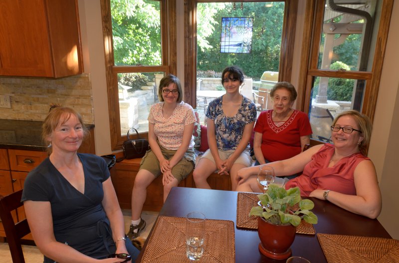 SueVickiVisitAug2012-3054.jpg - Sue, Alice, Molly, Grandma and Cathie