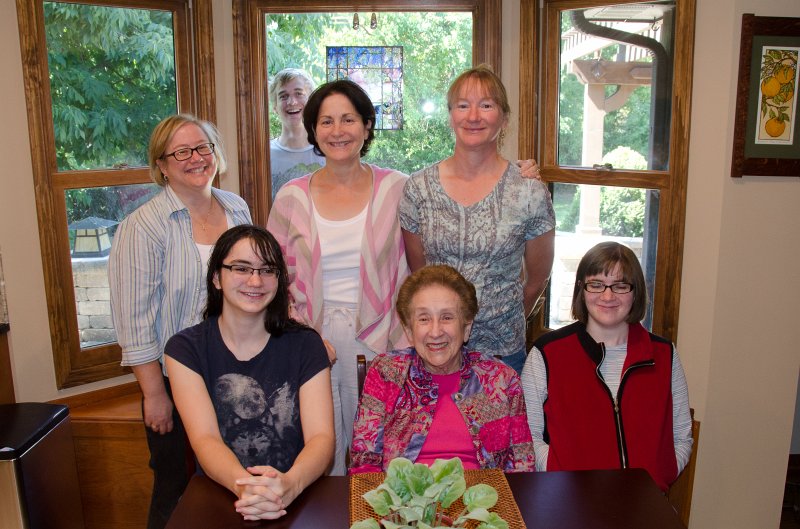 SueVickiVisitAug2012-3058.jpg - Vicki, Sue and cousins visiting Grandma