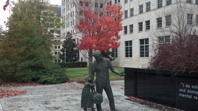 2012-11-27_14-53-55_178.jpg - Statue of Father and Daughter at Mississippi Veterans Monument