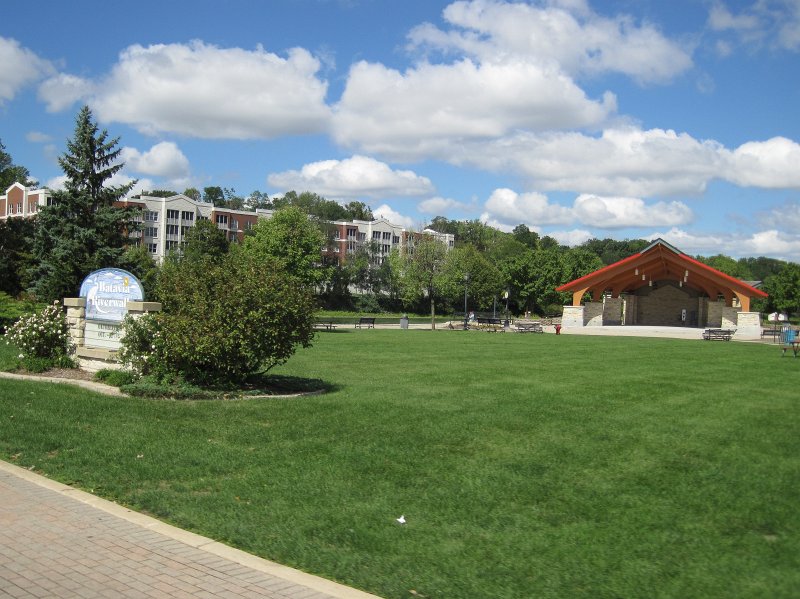 FoxRiverBike090912-4097.jpg - Batavia Muncipal Bankshell