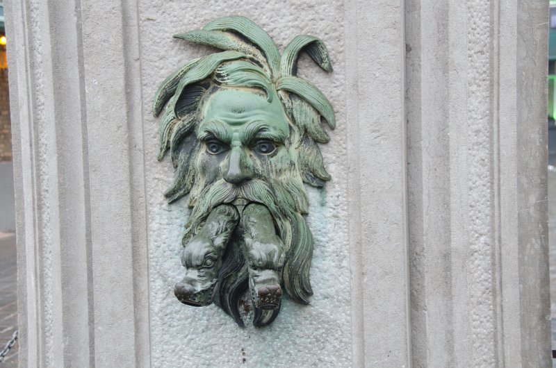 Bruges010413-4892.jpg - Monumental pump with a lion and a bear in the Eiermarkt (egg market) by Pieter Pepers, just off Grote Markt, Bruges