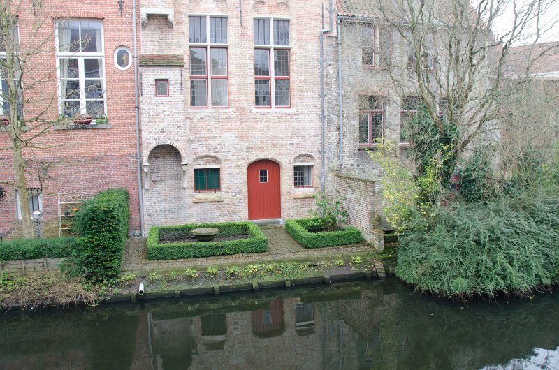 Bruges010413-4951.jpg - House w/red door  on Augustijnenrei canal, view from Pottenmakersstrat