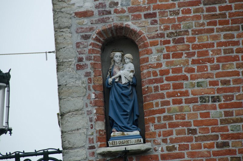Bruges010413-4955.jpg - Wees Gegroet Maria / Hail Mary Statue on house on Ezelstraat bridge over Augustijnenrei canal